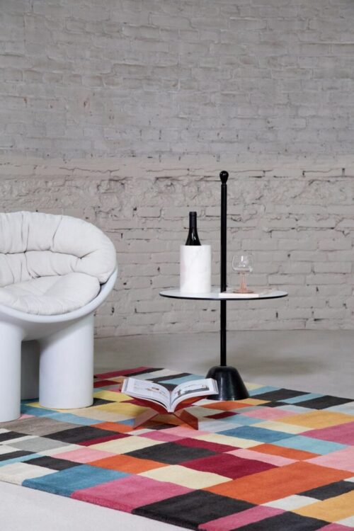 Alfombra multicolor de lana Estella Domino de Brink & Campman, diseñada en una moderna cuadrícula de colores vivos y brillantes, perfecta para interiores contemporáneos.