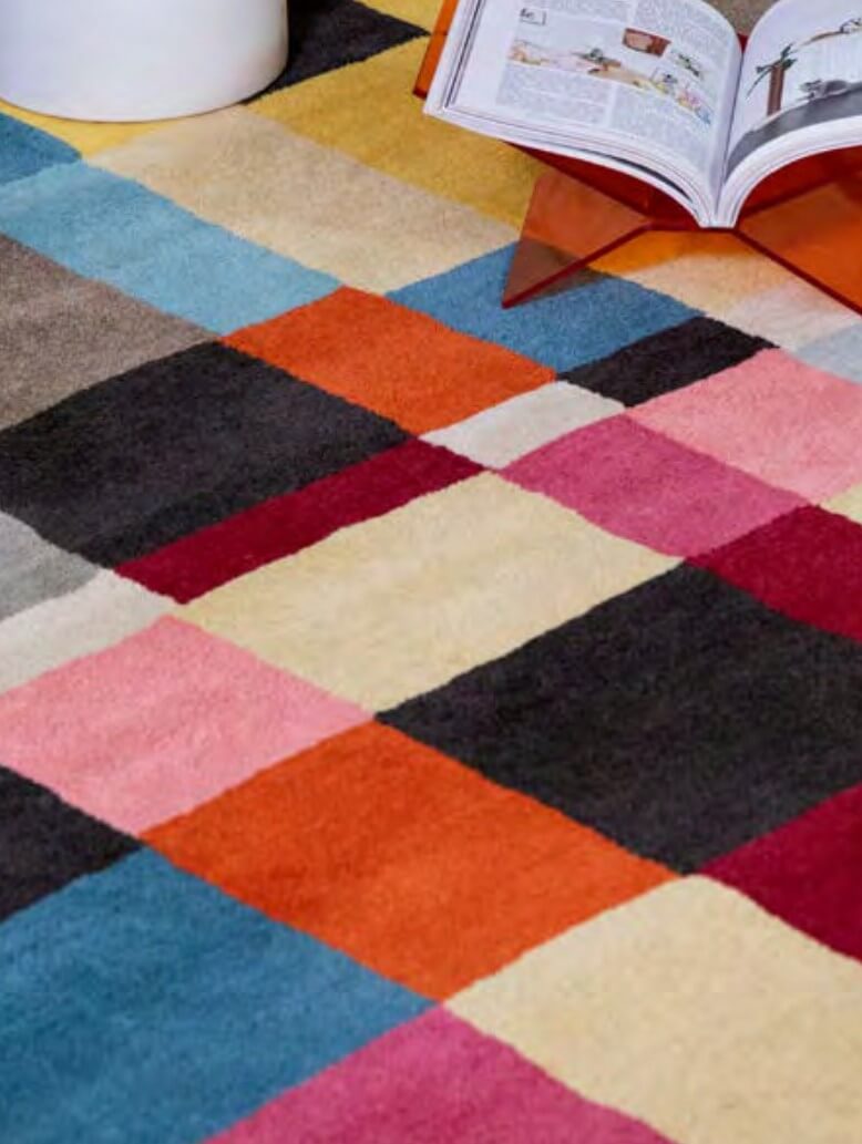 Alfombra multicolor de lana Estella Domino de Brink & Campman, diseñada en una moderna cuadrícula de colores vivos y brillantes, perfecta para interiores contemporáneos.