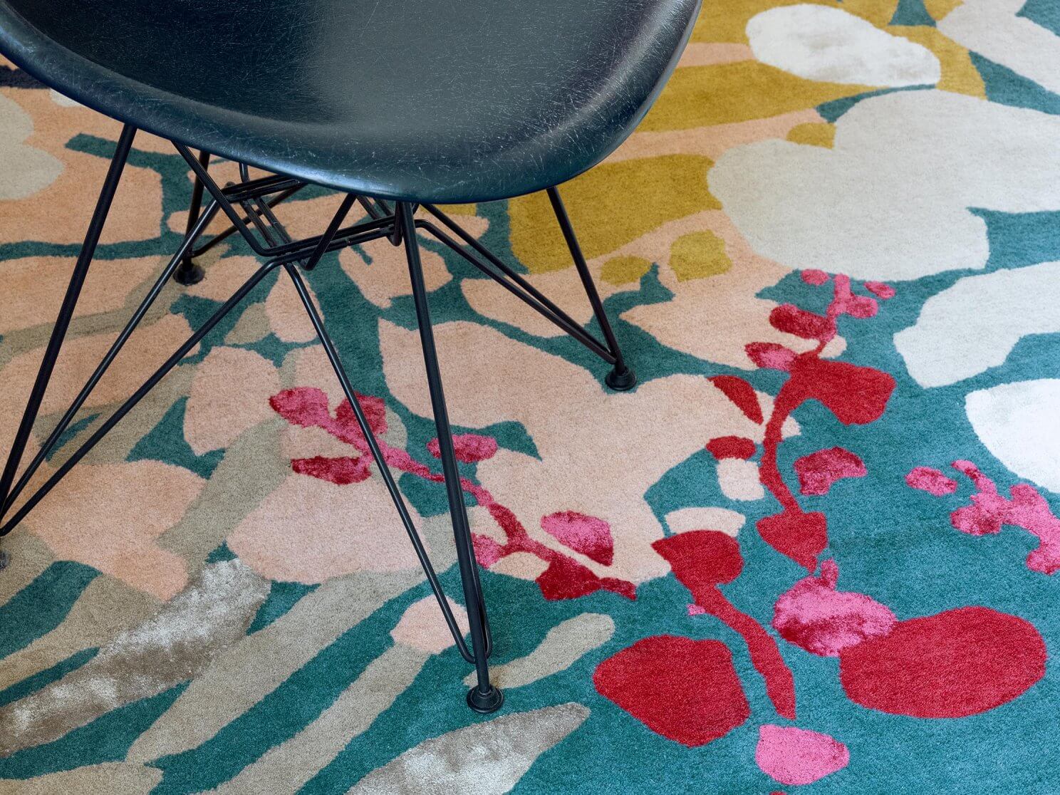 Alfombra Estella Submarine de Brink & Campman en dos colores: una con tonalidades cálidas como el naranja y marrón, y otra con tonos frescos como azul, verde y amarillo. Patrón inspirado en la vida marina.