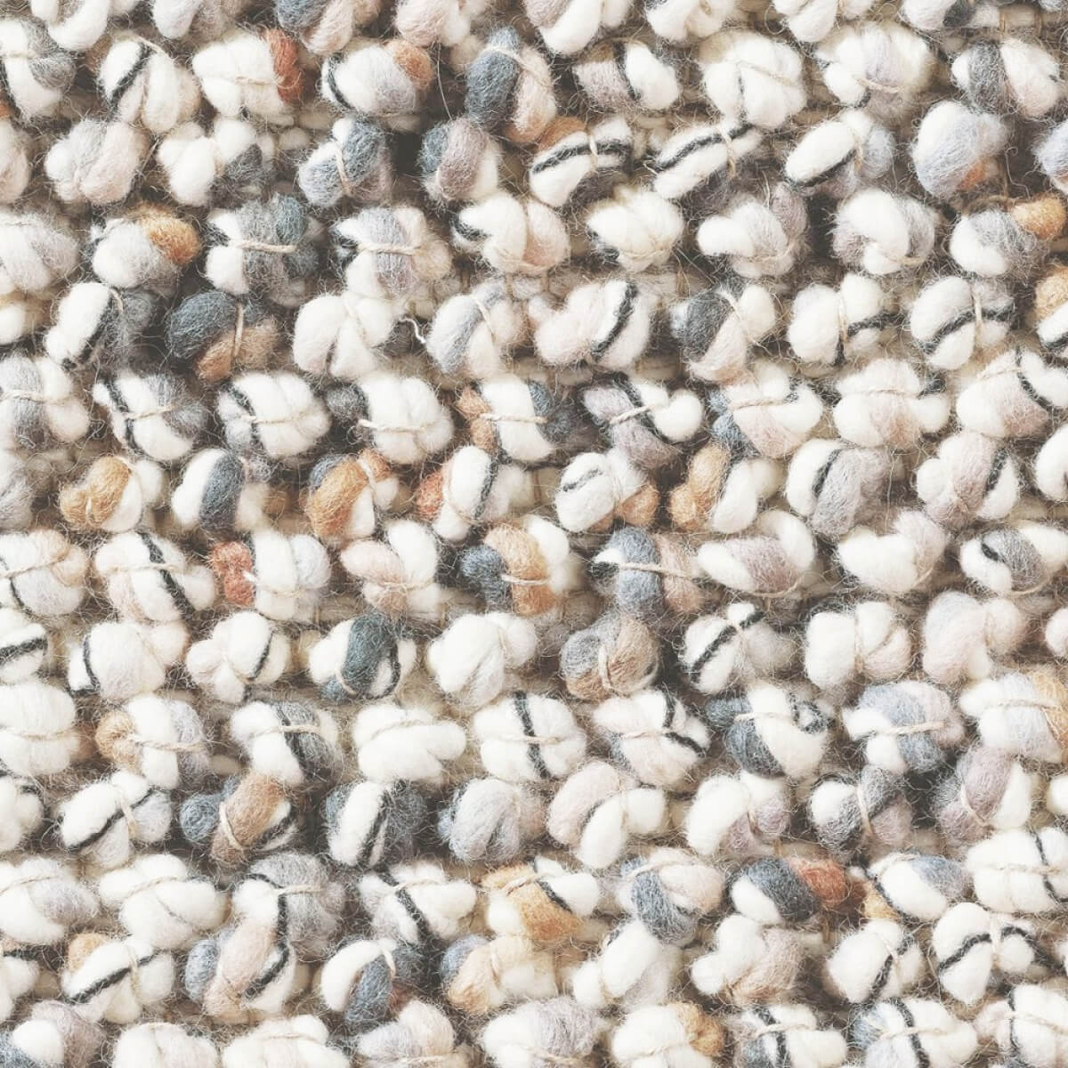 Alfombra Marble de Brink & Campman en diseño empedrado, tejida a mano en pura lana virgen.