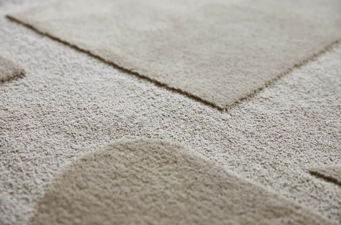 Alfombra Mural de Brink & Campman en diseño abstracto y lana virgen.