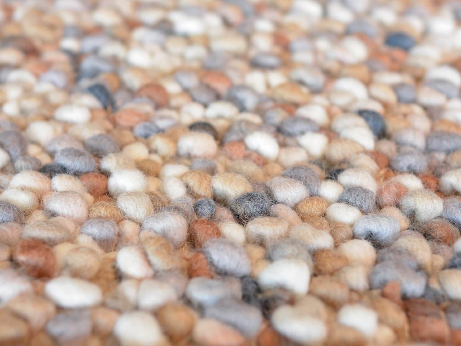 Alfombra Pebble de Brink & Campman tejida a manao que simula un empedrado.