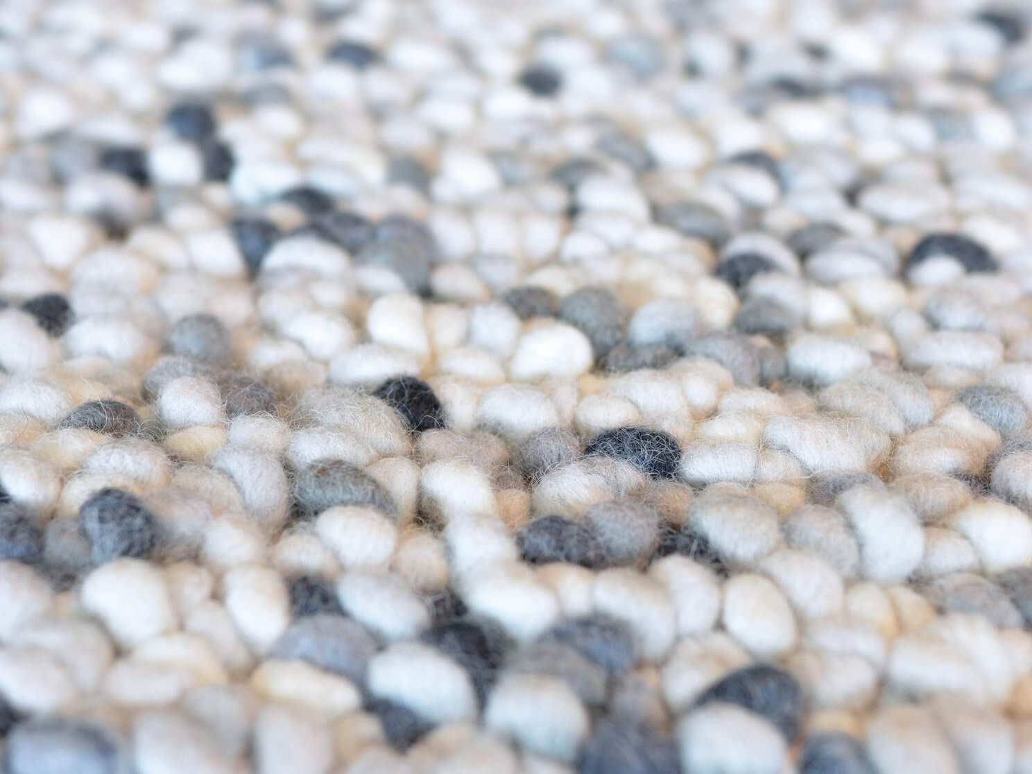 Alfombra Pebble de Brink & Campman tejida a manao que simula un empedrado.