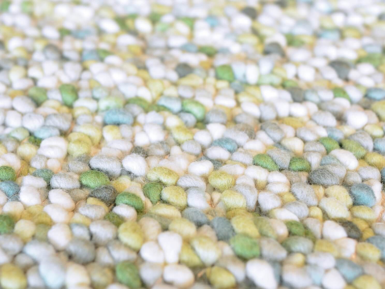 Alfombra Pebble de Brink & Campman tejida a manao que simula un empedrado.