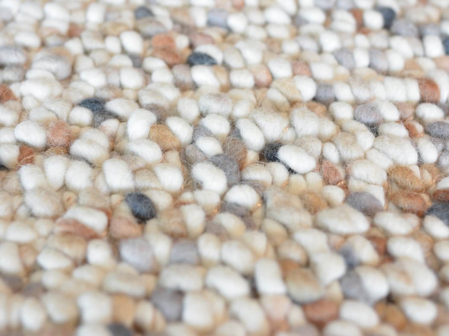 Alfombra Pebble de Brink & Campman tejida a manao que simula un empedrado.