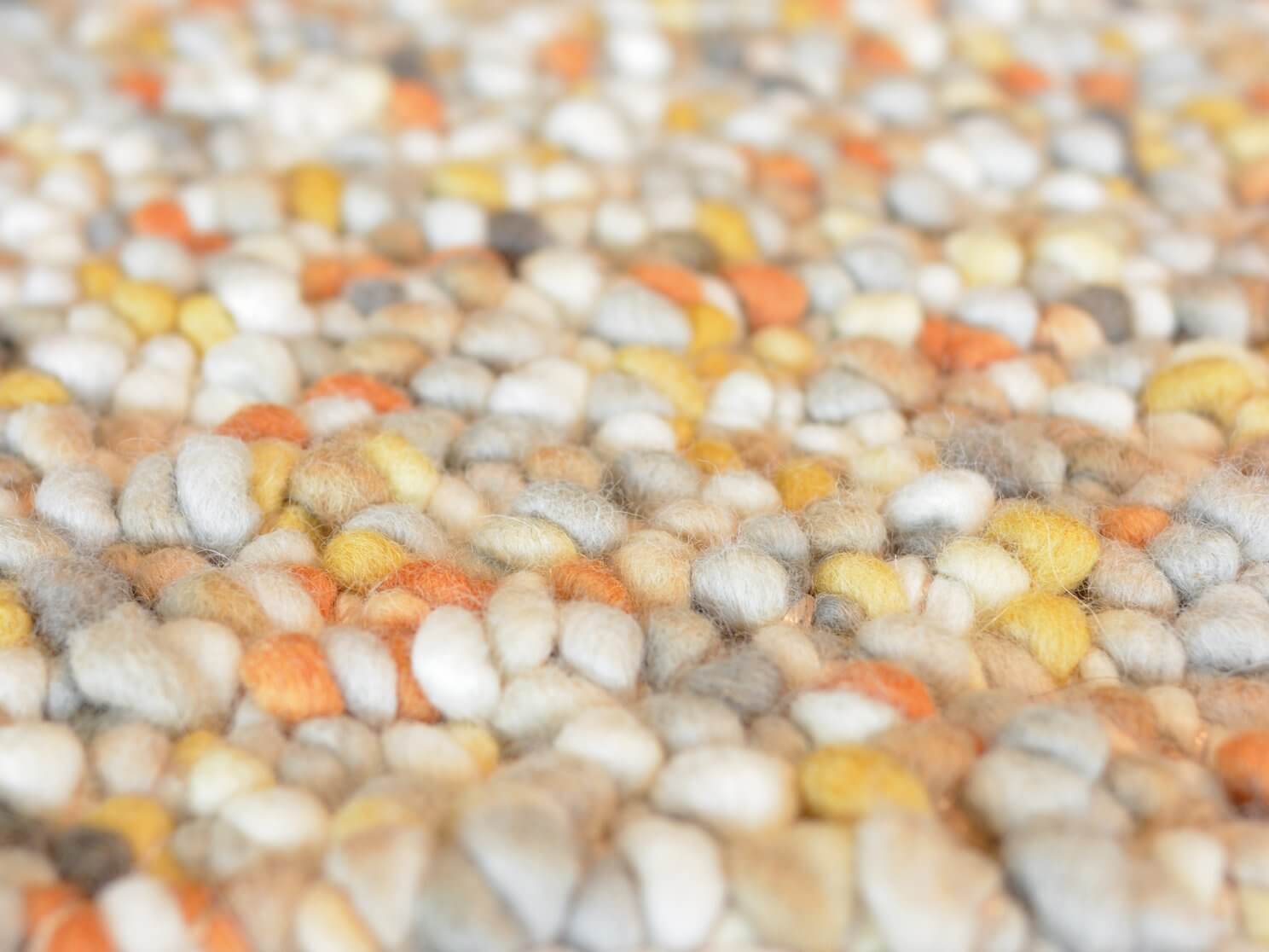 Alfombra Pebble de Brink & Campman tejida a manao que simula un empedrado.