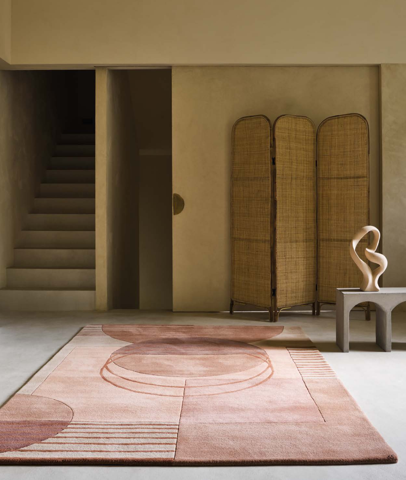 Alfombra de lana Decor Lola con diseño geométrico moderno en tonos suaves, fabricada a mano por Brink & Campman