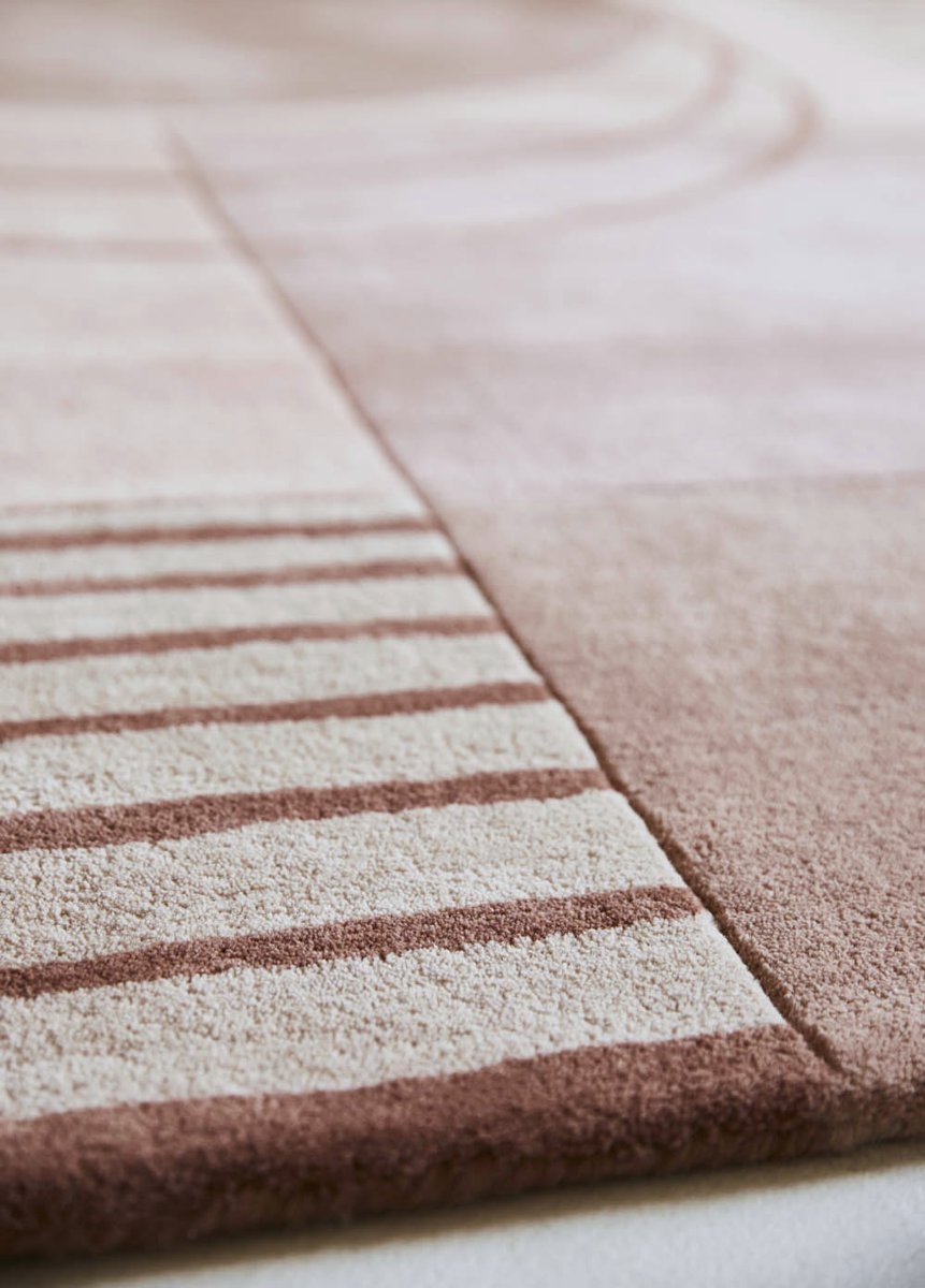 Alfombra de lana Decor Lola con diseño geométrico moderno en tonos suaves, fabricada a mano por Brink & Campman