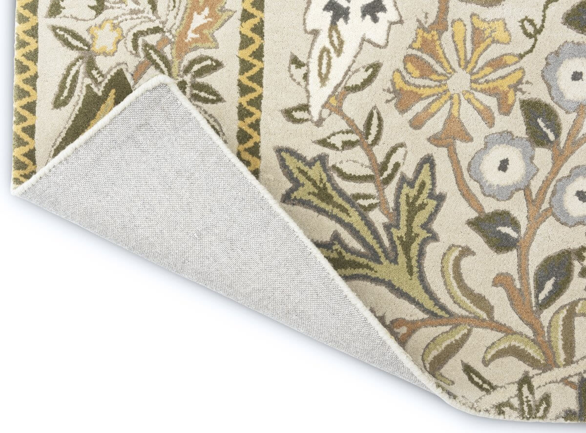 Alfombra Wilhelmina Linen Mustard Morris & Co, diseño floral clásico con cenefas laterales.