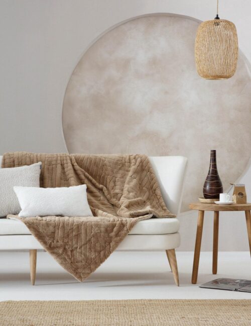 Plaid Antilo River taupe con patrón geométrico en relieve.