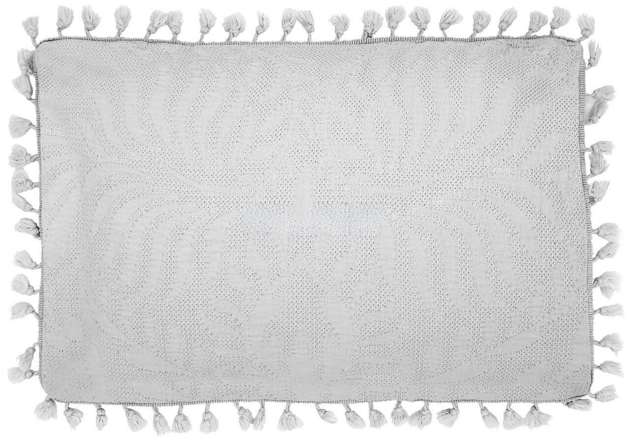 Funda de cojín blanca Nikea con borlas en tienda de ropa de cama de Bilbao DecoraZone