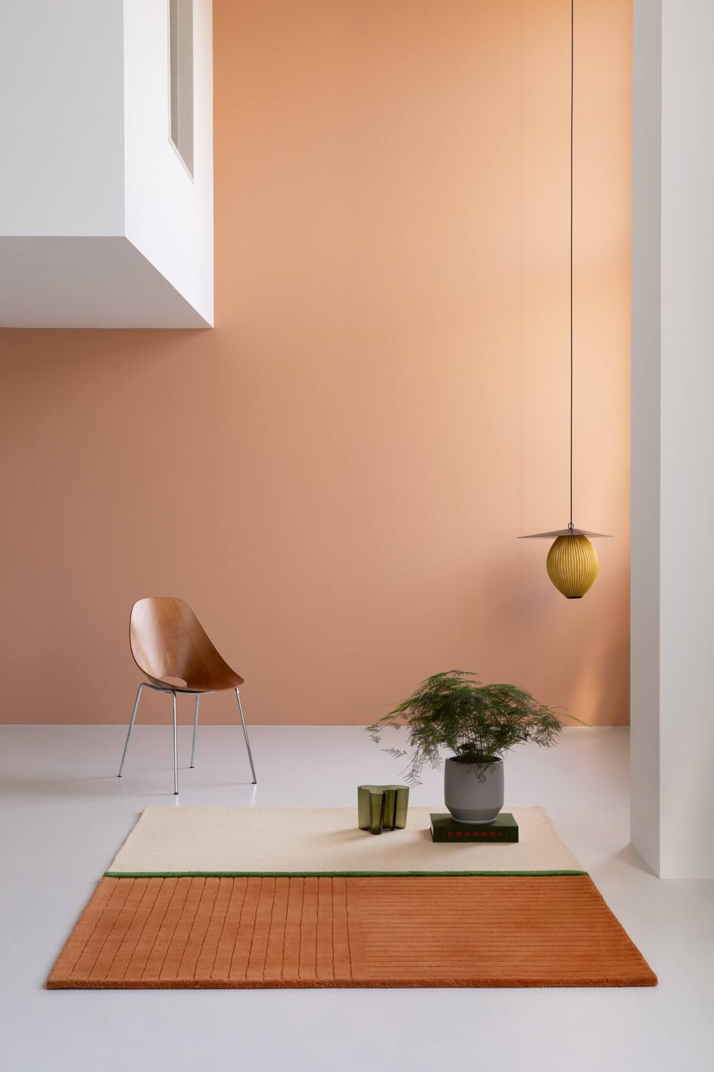 Alfombra de lana de diseño moderno en tonos beige, verde y naranja de Brink & Campman