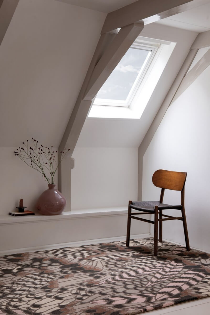 Alfombra de lana con diseño de plumas en tienda de alfombras Decorazone