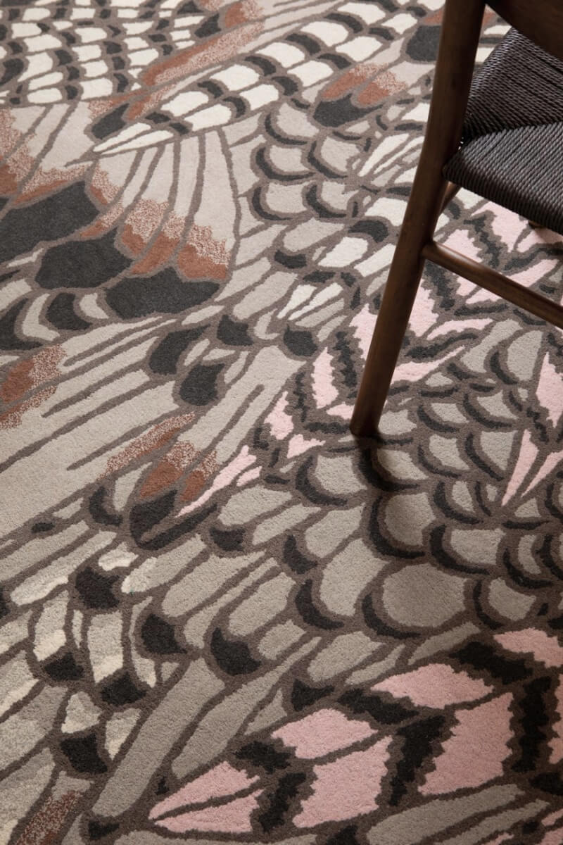 Alfombra de lana con diseño de plumas en tienda de alfombras Decorazone