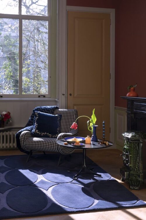 Alfombra lana con diseño geométrico azul en tienda de alfombras Decorazone