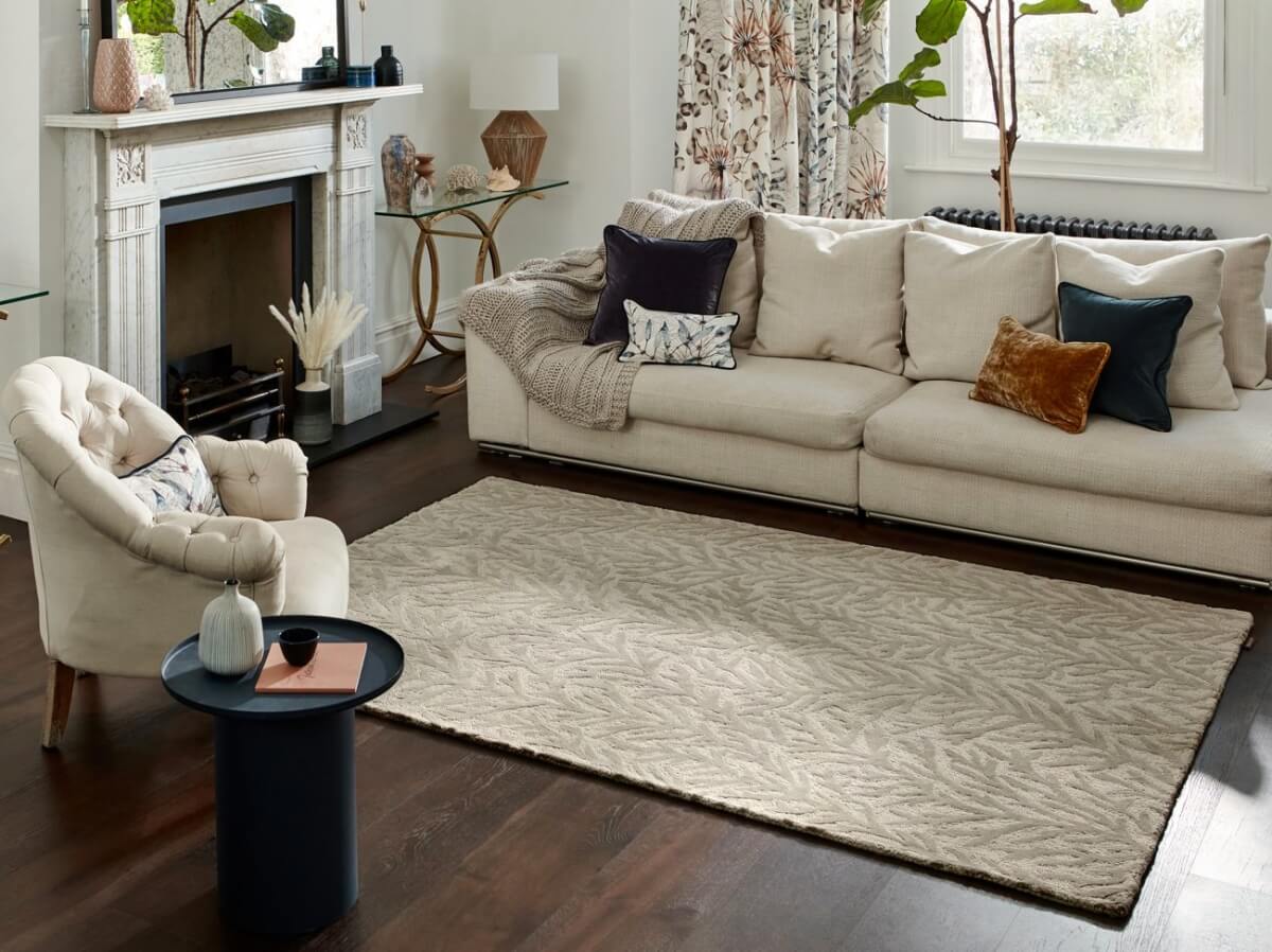 Alfombra lana en beige o gris con diseño de ramas en tienda de alfombras Decorazone