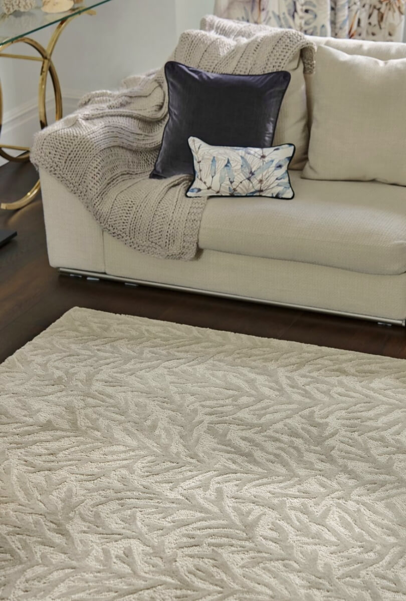 Alfombra lana en beige o gris con diseño de ramas en tienda de alfombras Decorazone