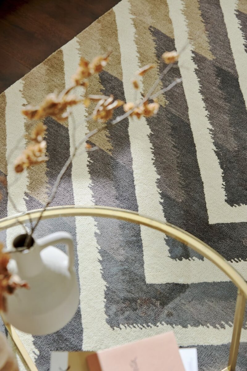 Alfombra lana con diseño geométrico en tonos tostados en Decorazone