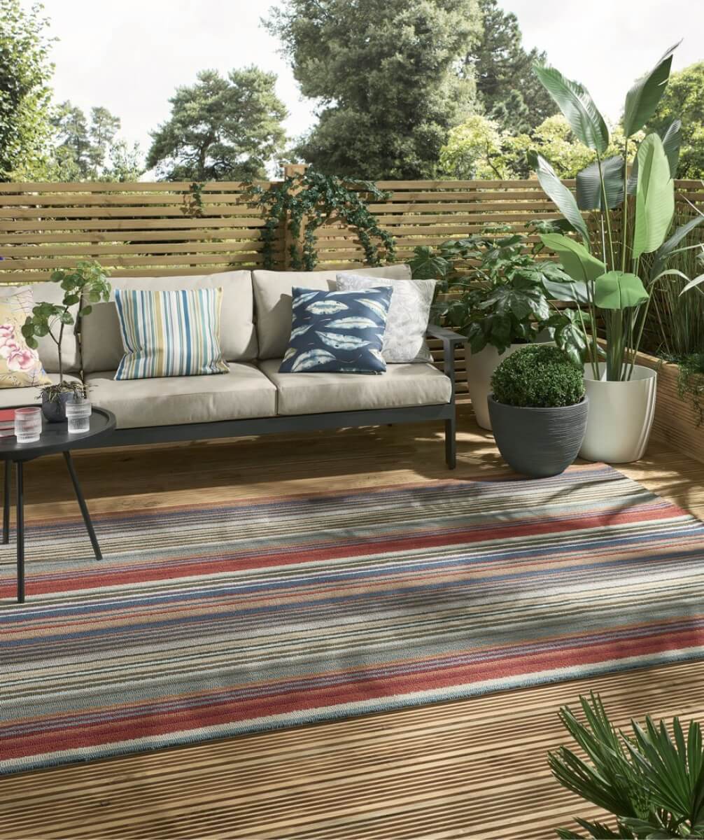 Alfombra exterior con diseño lineal en tienda de alfombras Decorazone