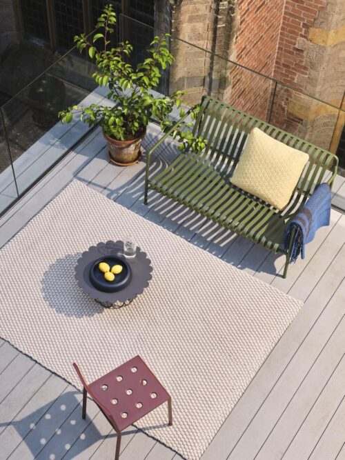 Alfombra Lace perfecta para espacios interiores y exteriores, con un diseño reversible.