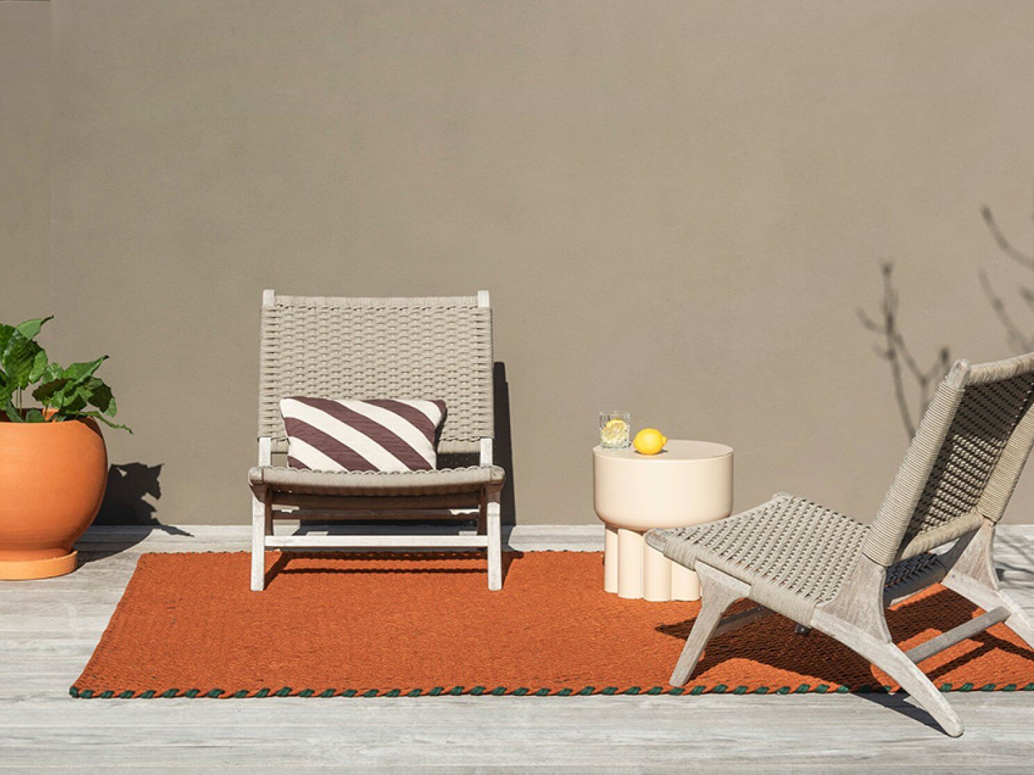 Alfombra Lace Tricolore de Brink & Campman tejida a mano con PET reciclado, reversible y resistente al agua.