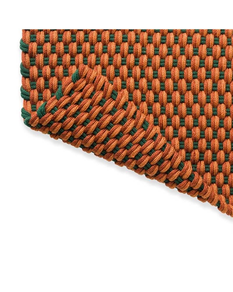 Alfombra Lace Tricolore de Brink & Campman tejida a mano con PET reciclado, reversible y resistente al agua.