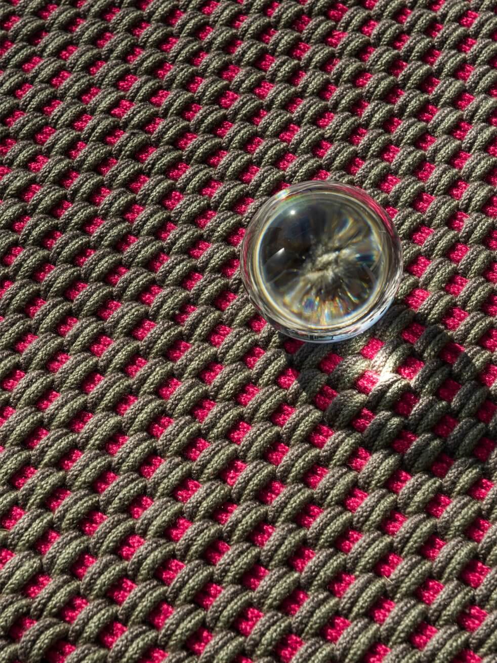 Alfombra Lace Tricolore de Brink & Campman tejida a mano con PET reciclado, reversible y resistente al agua.