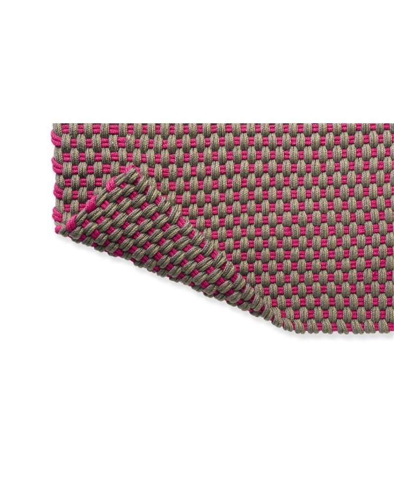 Alfombra Lace Tricolore de Brink & Campman tejida a mano con PET reciclado, reversible y resistente al agua.