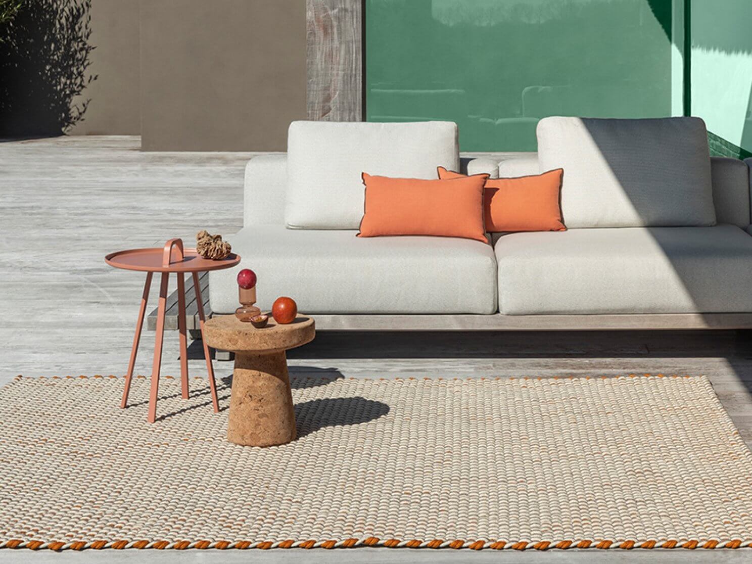 Alfombra Lace Tricolore de Brink & Campman tejida a mano con PET reciclado, reversible y resistente al agua.