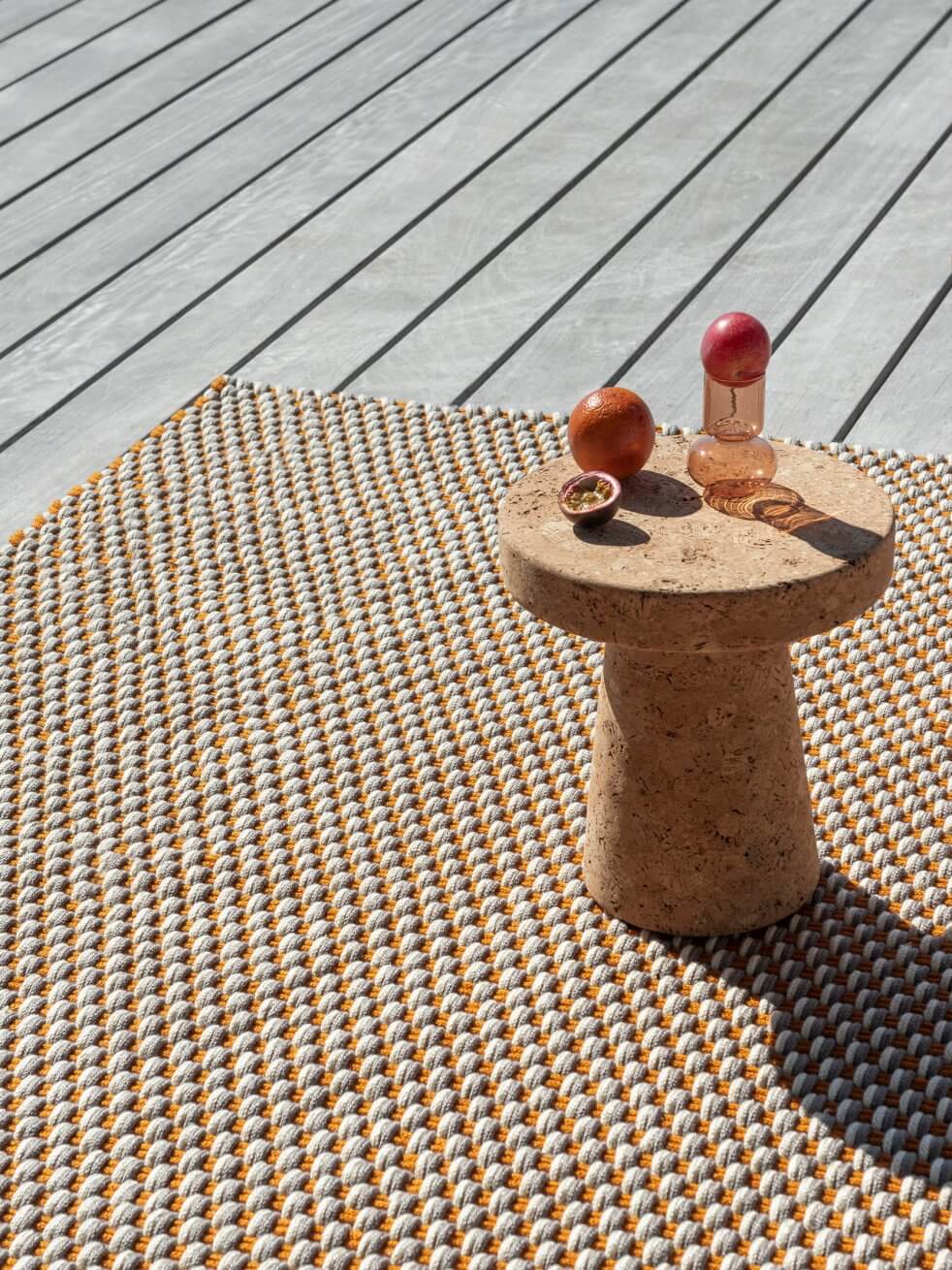 Alfombra Lace Tricolore de Brink & Campman tejida a mano con PET reciclado, reversible y resistente al agua.