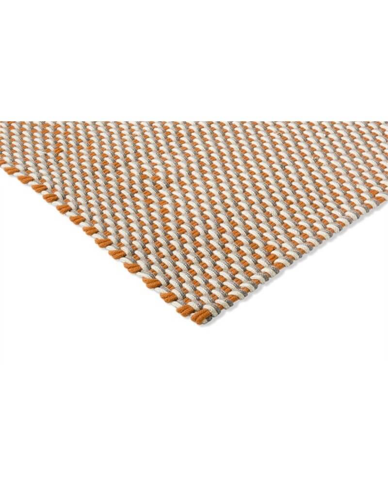 Alfombra Lace Tricolore de Brink & Campman tejida a mano con PET reciclado, reversible y resistente al agua.