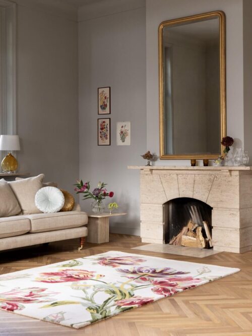 Alfombra Laura Ashley Gosford Cranberry, diseño floral en tonos borgoña, rosa y verde sobre fondo crema