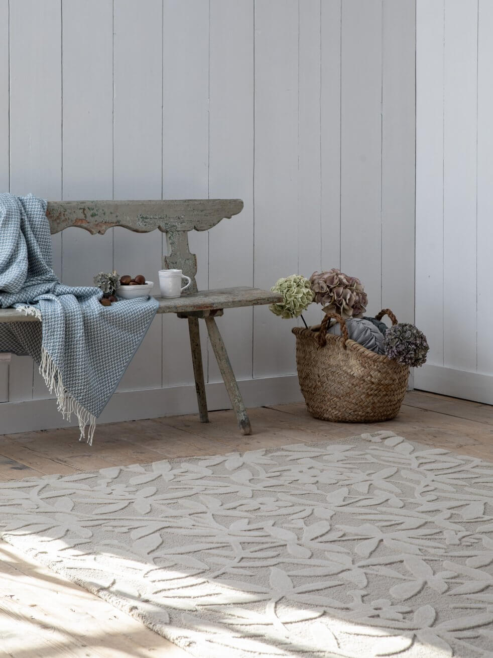 Alfombra Laura Ashley Cleavers de lana virgen, diseño floral tallado.