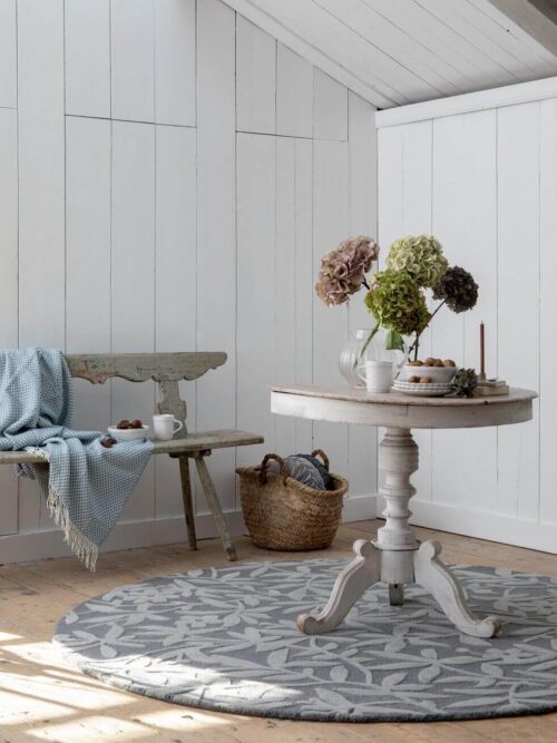 Alfombra redonda Laura Ashley Cleavers de lana virgen, diseño floral tallado.