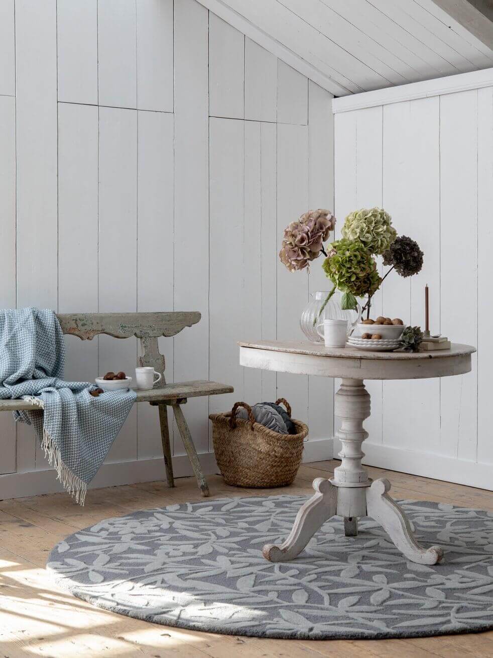 Alfombra redonda Laura Ashley Cleavers de lana virgen, diseño floral tallado.