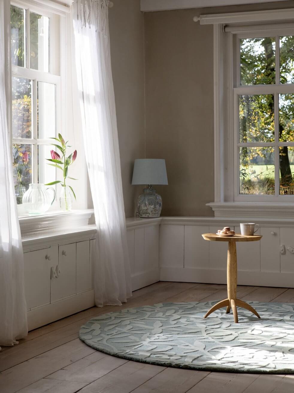 Alfombra redonda Laura Ashley Cleavers de lana virgen, diseño floral tallado.