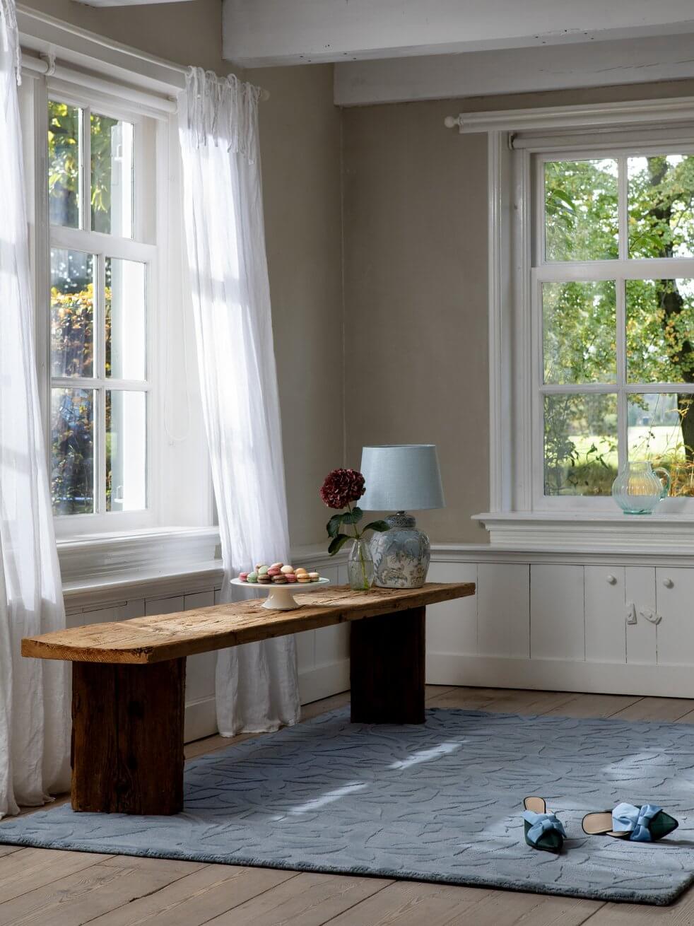 Alfombra Laura Ashley Cleavers de lana virgen, diseño floral tallado.