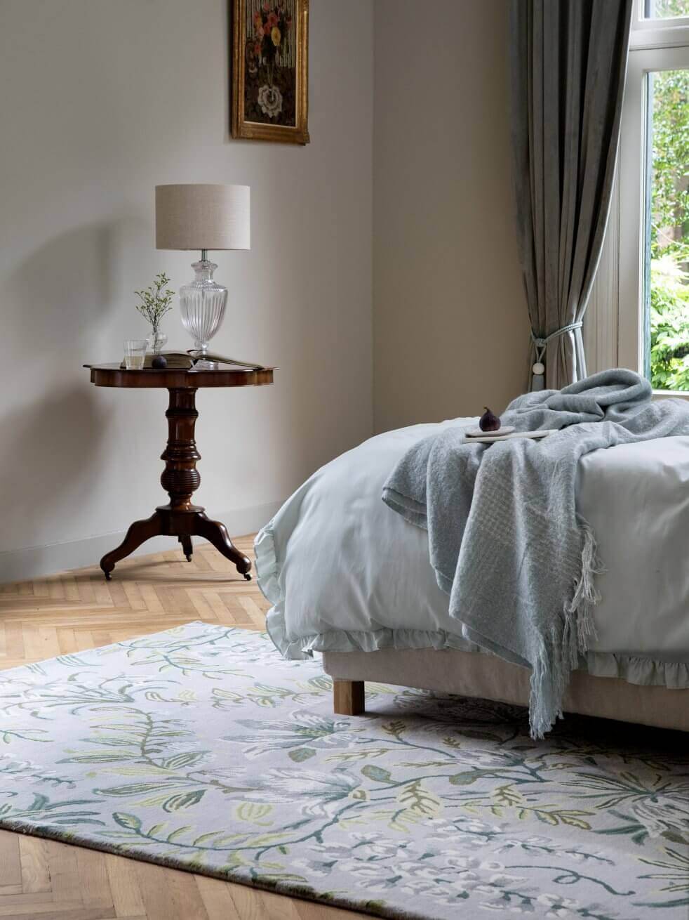 Alfombra Laura Ashley Perterre sage de diseño floral con base de lana pura y viscosa.