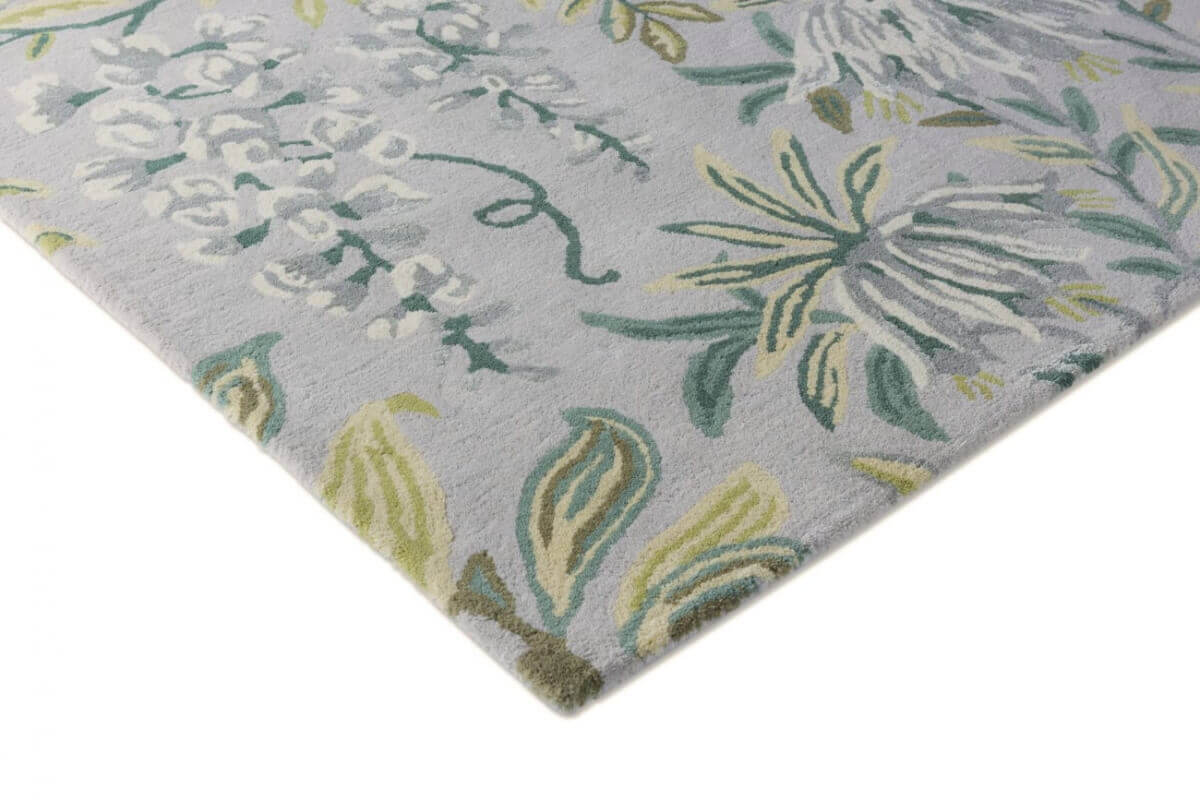 Alfombra Laura Ashley Perterre sage de diseño floral con base de lana pura y viscosa.