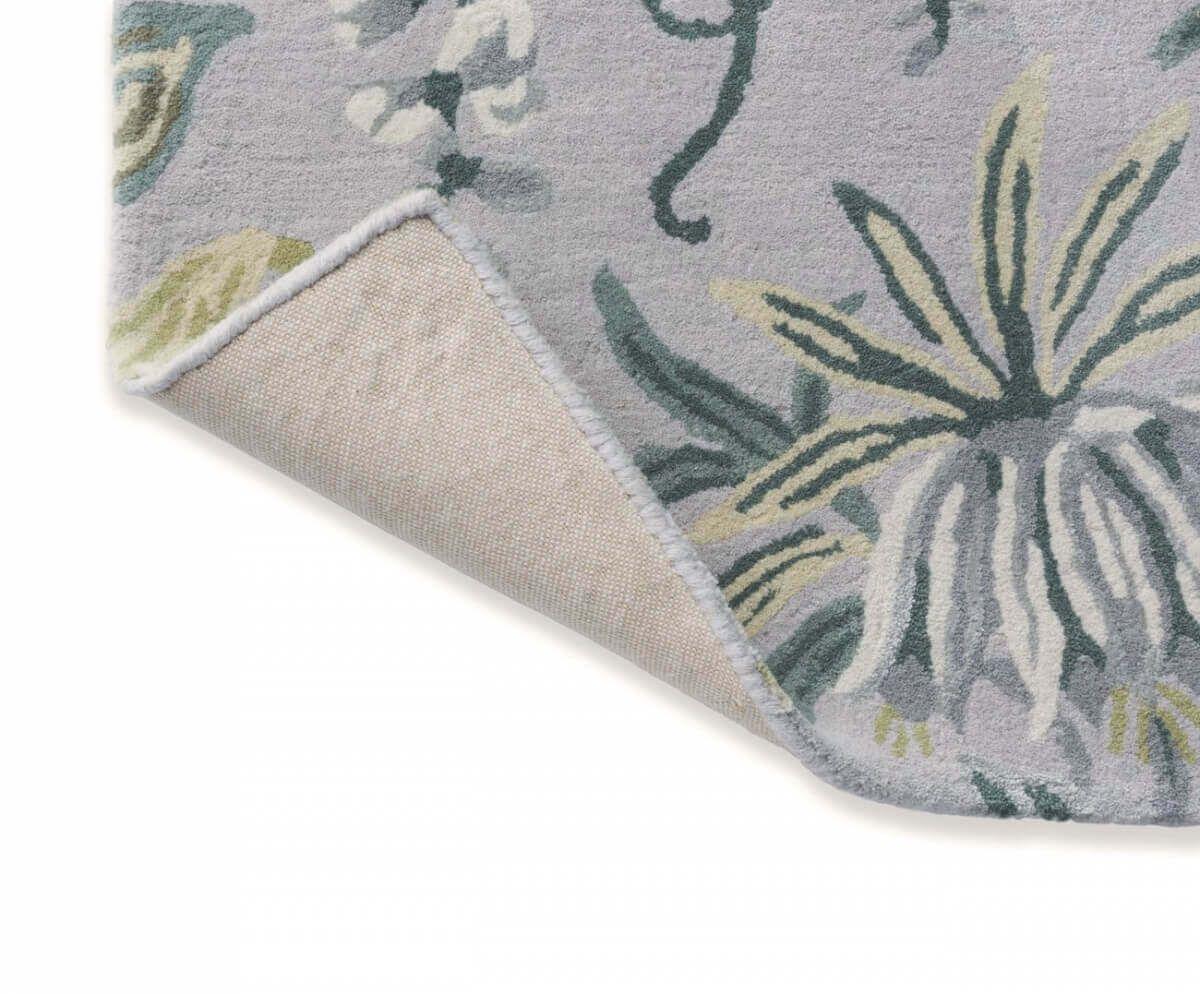 Alfombra Laura Ashley Perterre sage de diseño floral con base de lana pura y viscosa.