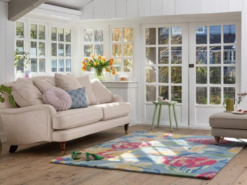 Alfombra Tulips China Blue con diseño floral en tonos azules y cálidos.