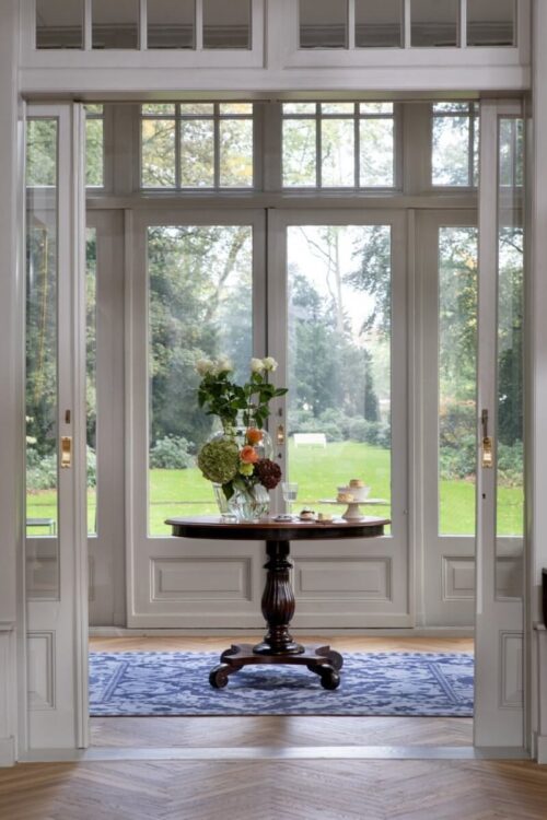 Alfombra Newborough de Laura Ashley con diseño floral clásico tejido a mano.