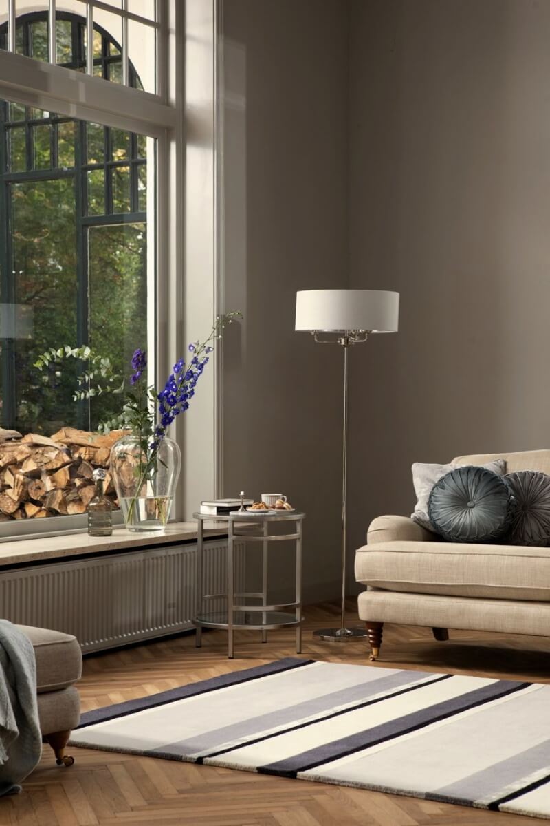 Alfombra Laura Ashley Eato, diseño lineal contemporáneo, fabricada a mano en lana pura.