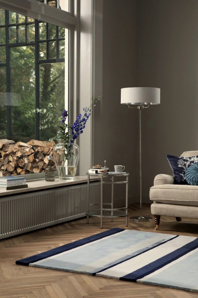 Alfombra Laura Ashley Eato, diseño lineal contemporáneo, fabricada a mano en lana pura.