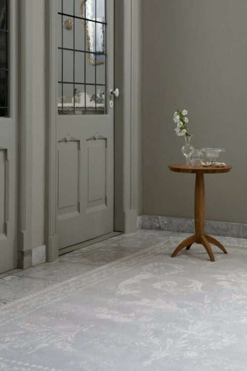 Alfombra Josette Dove Grey de Laura Ashley con diseño floral clásico tejido a mano