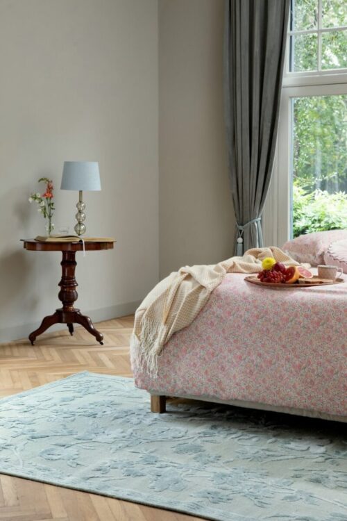 Alfombra Rye de Laura Ashley con diseño floral a doble altura, fabricada en bambú, seda, lana y algodón