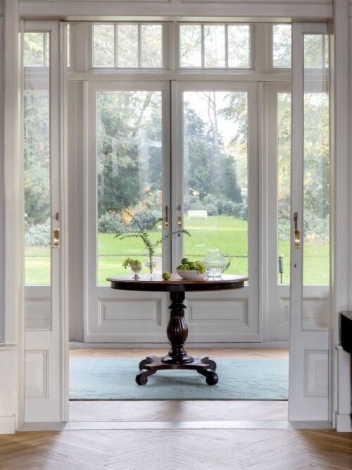 Alfombra Mari Mineral Green de Laura Ashley, diseño floral en relieve, tejida a mano en lana y algodón, color verde mineral.