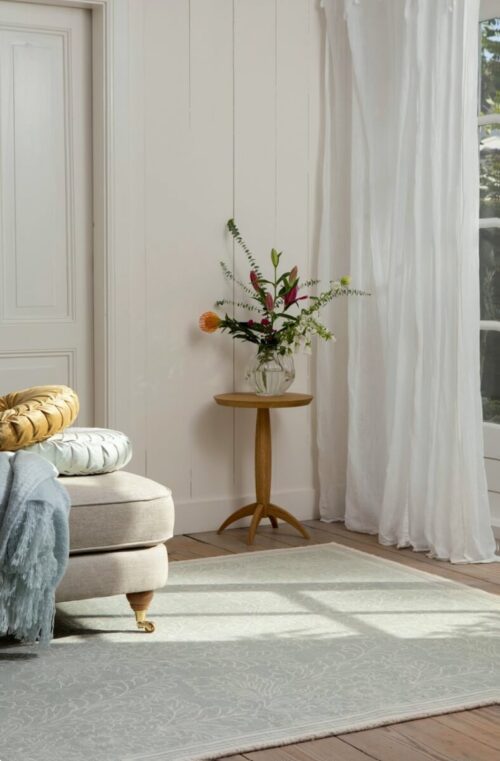 Alfombra Silchester de Brink & Campman, diseño floral enmarcado, fabricada en algodón, disponible en tonos Dove Grey y Pale Sage