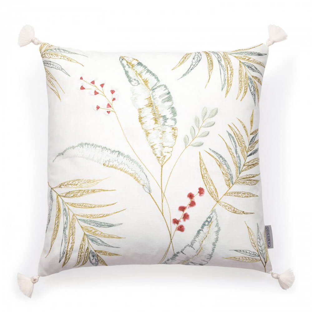 Funda de cojín Mison de Camengo 45x45 cm, diseño bordado con motivos botánicos en tonos verde, mostaza y rojo quisquilla, con borlas decorativas en las esquinas.