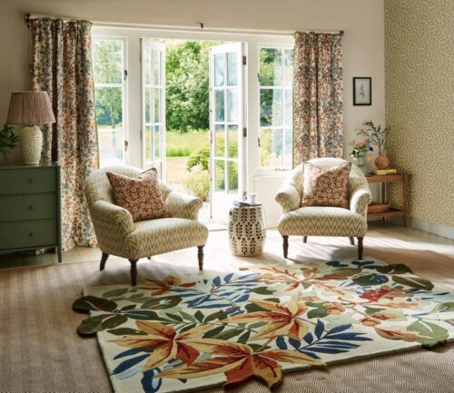 Alfombra Robin’s Wood con diseño de hojas otoñales que se extienden más allá del borde.